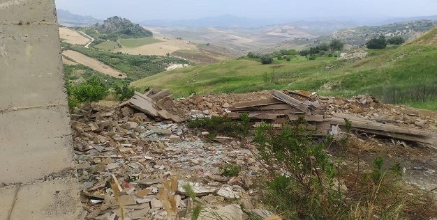 Valguarnera. Rimossi centinaia di chili di amianto abbandonati lungo il viadotto della Sp 4