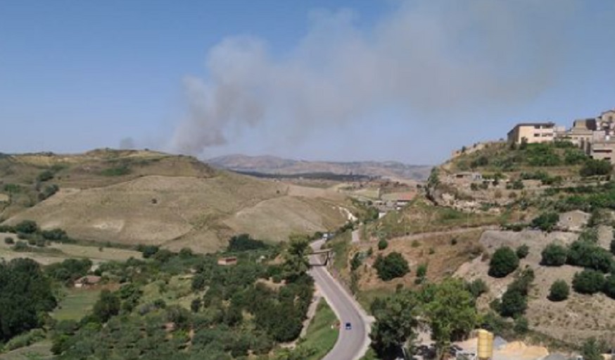 Emergenza caldo, scoppia incendio nel parco di Floristella