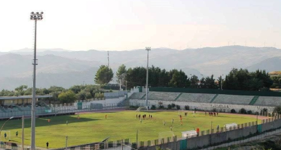 Calcio, scontro sullo stadio, la Leofortese vuole andare via, Comune, “lo impediremo”