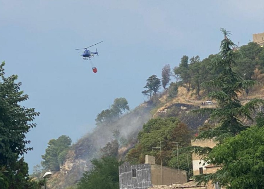 Incendio ad Aidone, case minacciate dal rogo