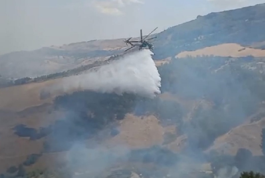 Vasto incendio a Nicosia, case evacuate, in volo 2 elicotteri