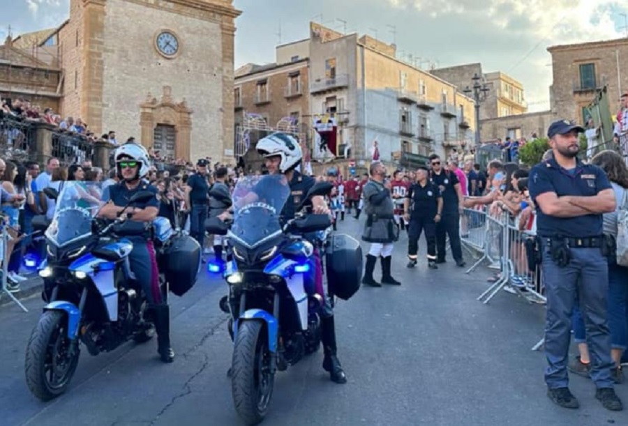 Tensione al Palio dei Normanni, uomo picchia 2 poliziotti e viene fermato