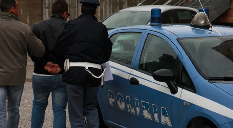 Pedina la ex moglie, stalker arrestato dalla polizia