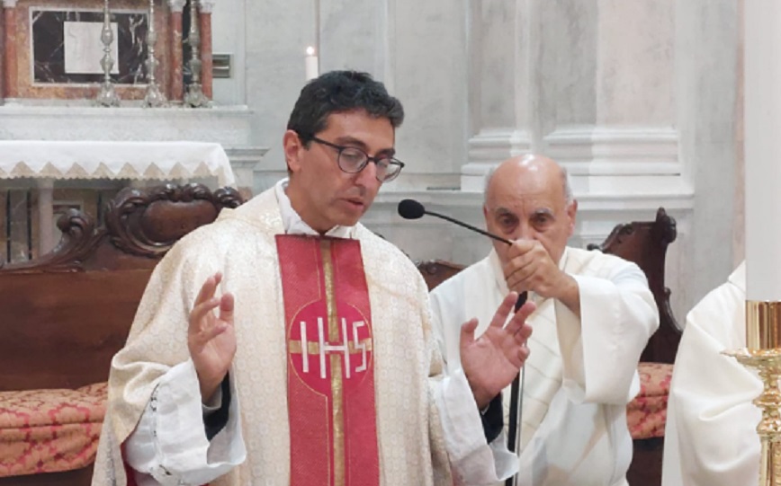 Don Maurizio arciprete a Calascibetta, folla di fedeli in chiesa