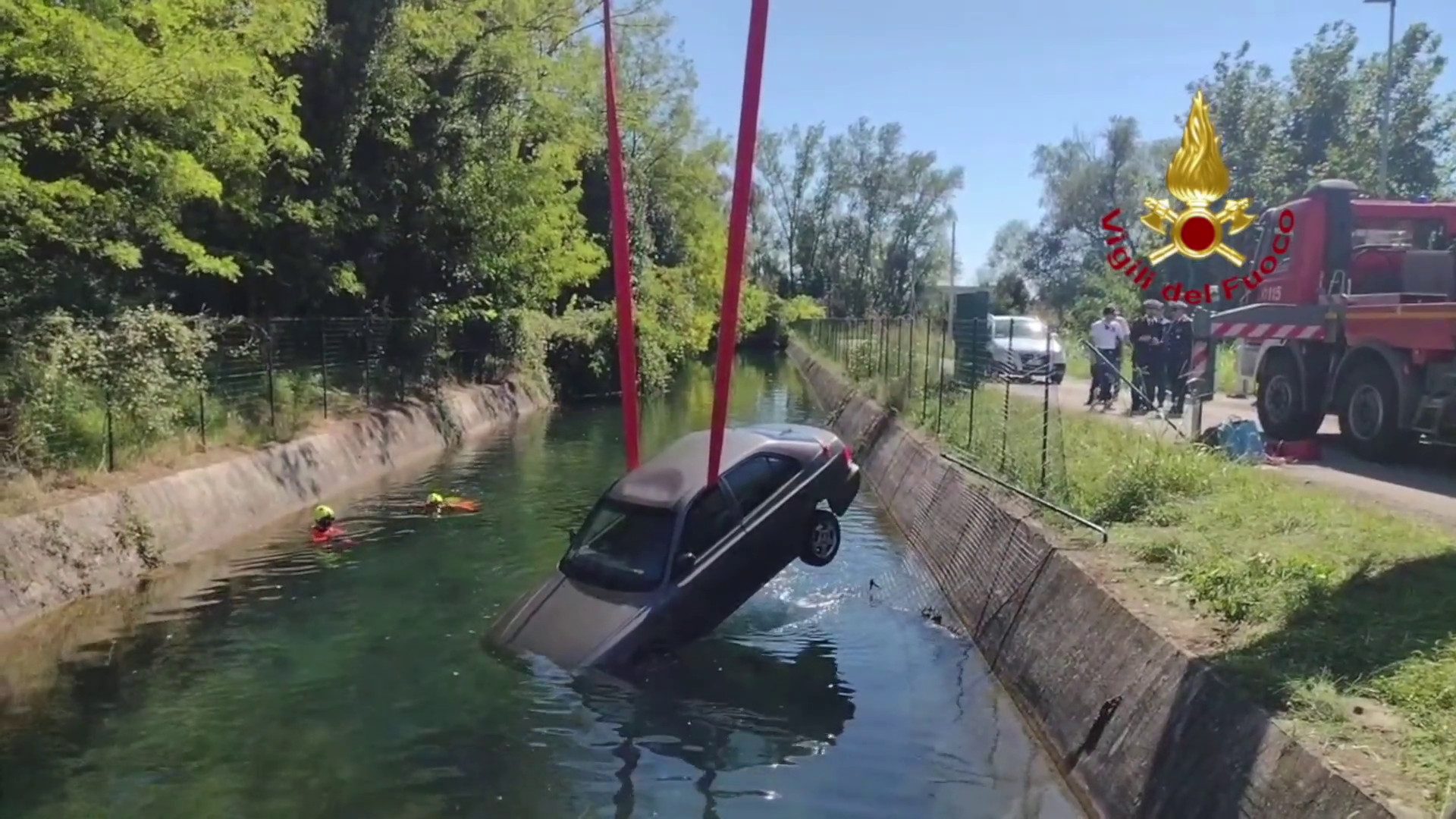 Vigili del fuoco recuperano auto finita in un canale nel pordenonese