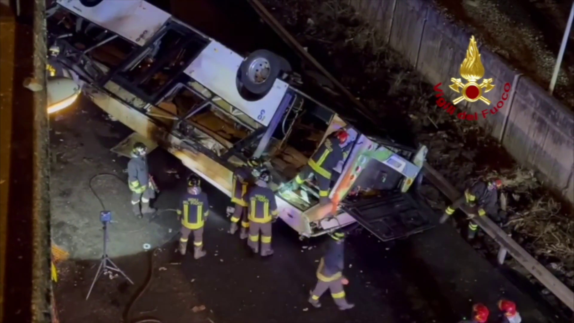 Bus cade dal cavalcavia a Mestre, le immagini dei soccorsi