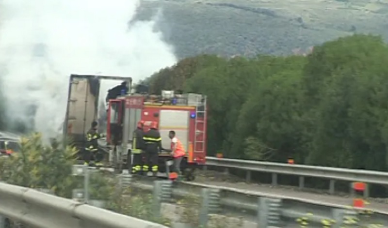 Pullman in fiamme sulla Palermo-Catania, traffico in tilt