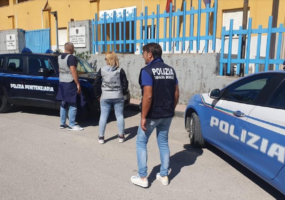 Telefonini in carcere, isolamento per i detenuti