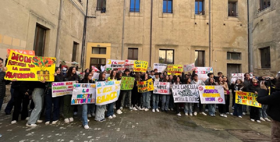 Scuola, sì al polo liceale, accorpati Farinato e Colajanni