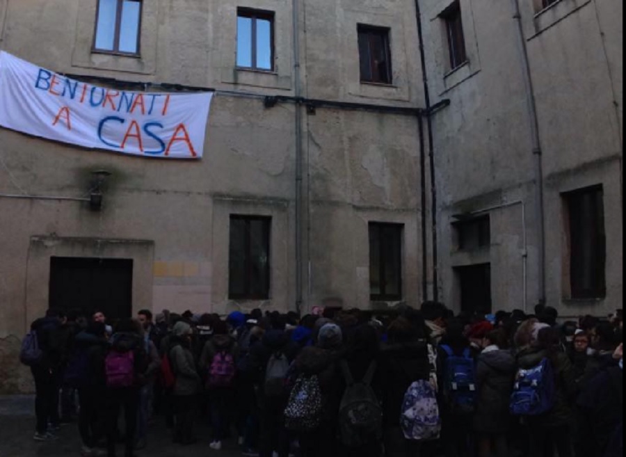 Scuola, no degli studenti a dimensionamento, flash mob e proteste in piazza