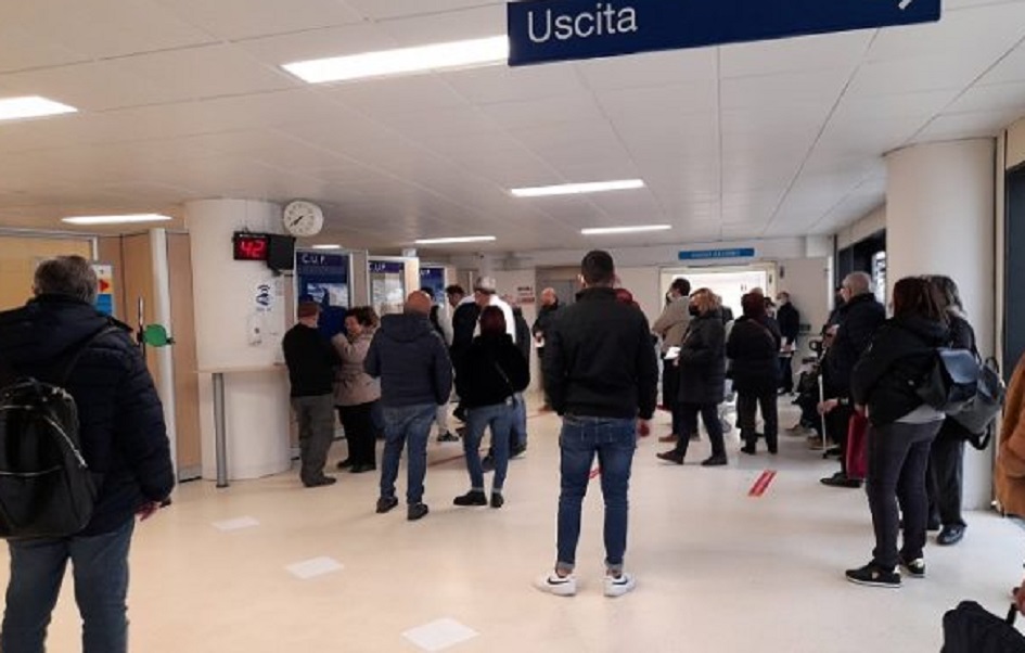 Pronto soccorso affollato ma con un solo medico, “è un eroe”