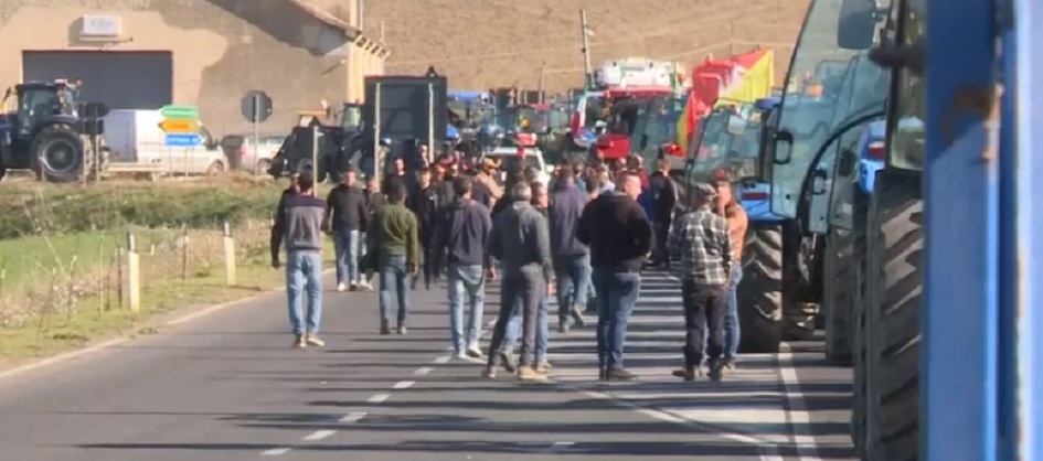 Agricoltori, presidio ad oltranza, “tasse e gasolio ci uccidono”