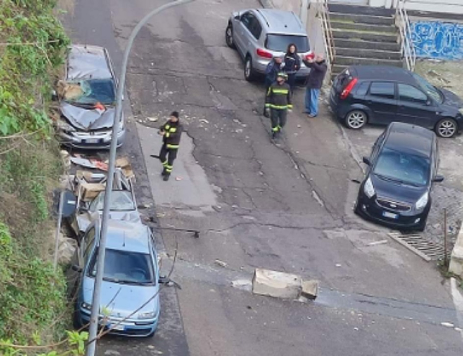 Auto “impazzita” a Enna finisce contro protezioni e 2 macchine