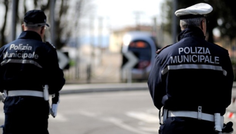 Parcheggio selvaggio, sindaco bacchetta vigili urbani