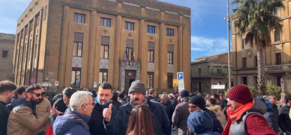 Agricoltori, sit in in Prefettura, “Ue ci distrugge”