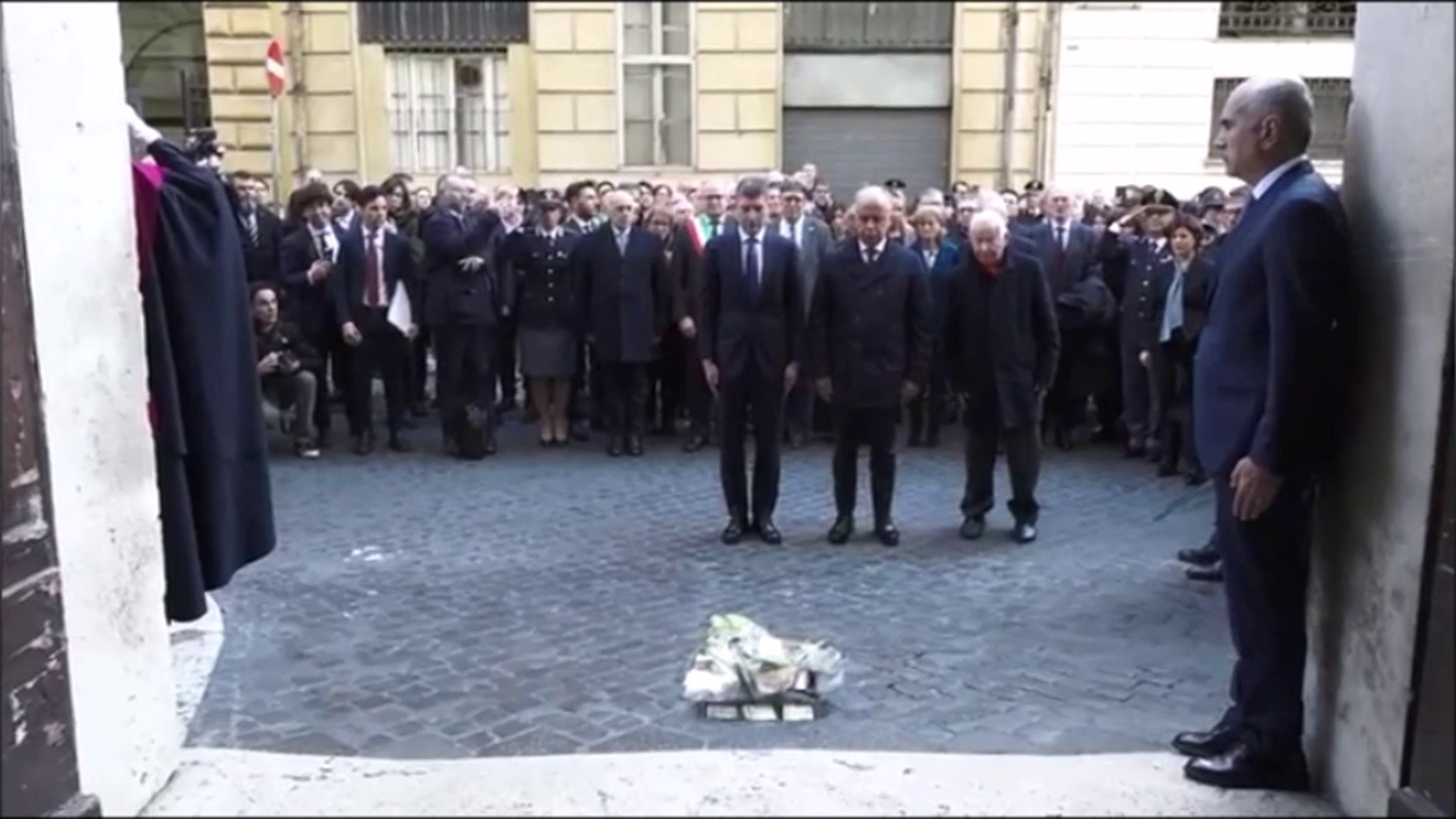 Tre pietre d’inciampo davanti all’ingresso della Questura di Roma