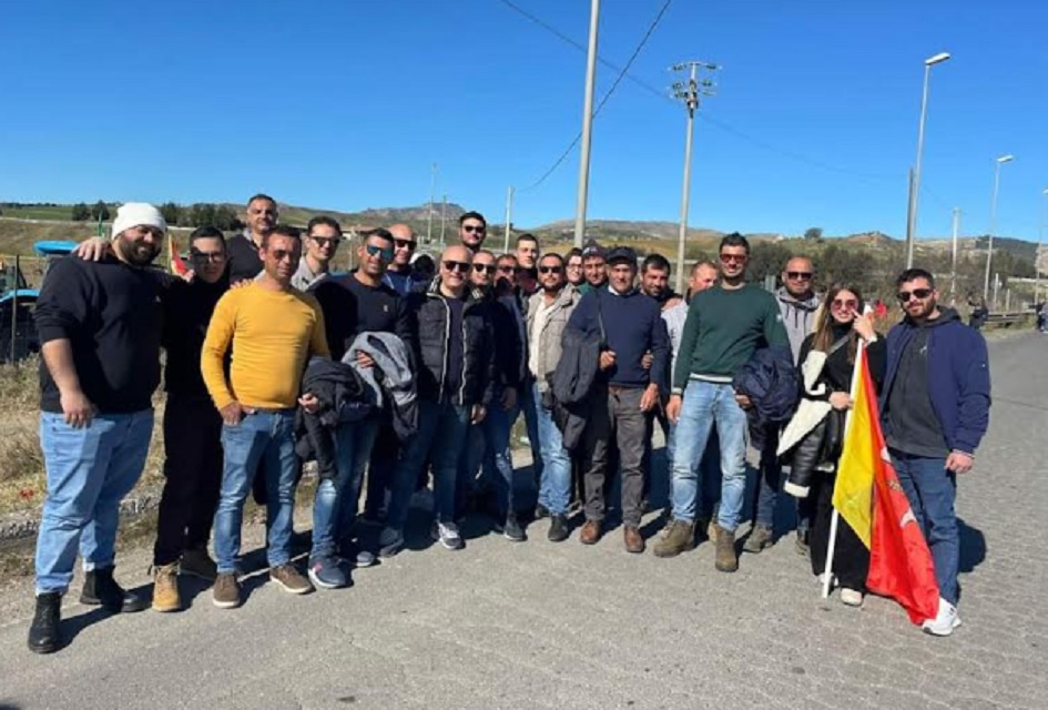 Agricoltori, la protesta coi trattori a Gagliano