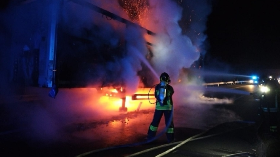 Tir a fuoco sulla A19, riaperto tratto autostradale