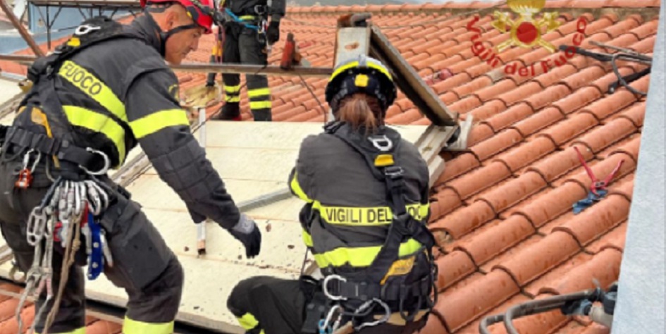 Crollo tegole dal Santa Chiara, scuola chiusa per 2 giorni