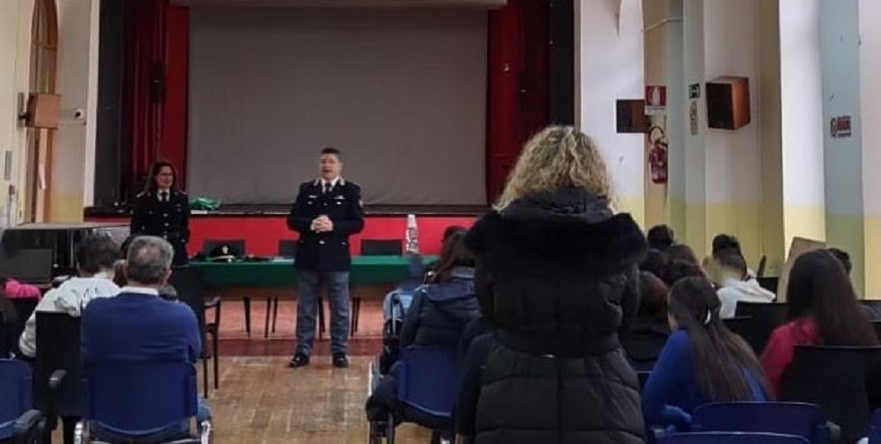 I rischi del sexting, lezione a scuola della polizia