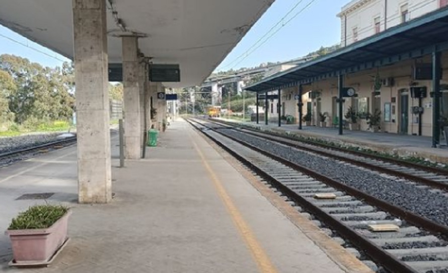 Stazione deserta e passeggeri smarriti, “li ho portati io a Enna”