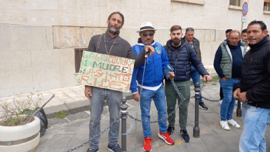 Agricoltori si incatenano in Prefettura, “siamo stati abbandonati”