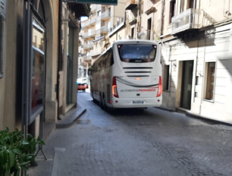 Bus si “incastra” in via Roma, traffico in tilt a Enna