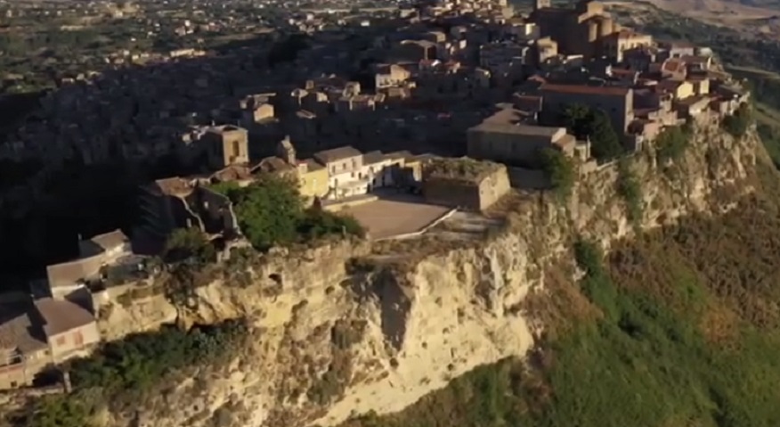 Festa nella villa per soli anziani xibetani, gli “stranieri” solo col pass