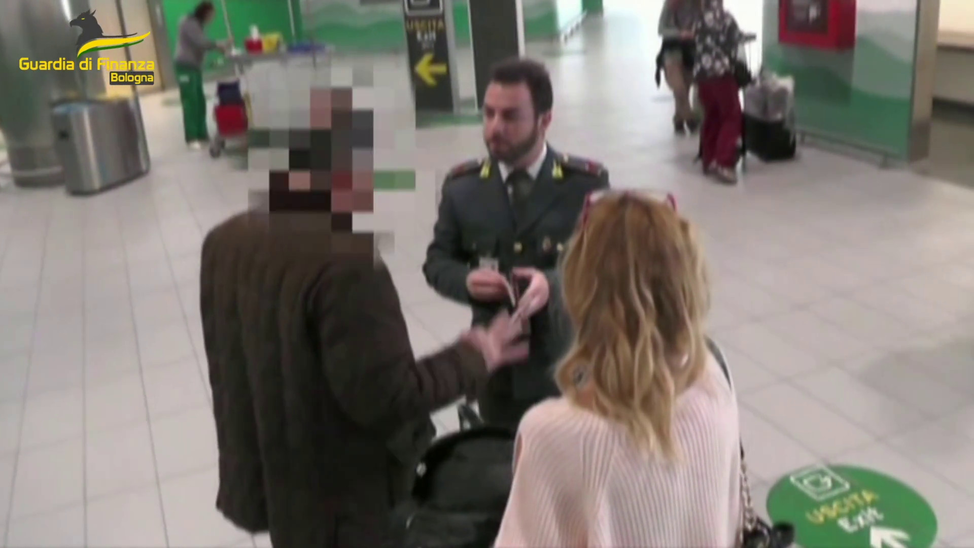Bologna, sequestrati in aeroporto 500 chili di cosmetici e farmaci