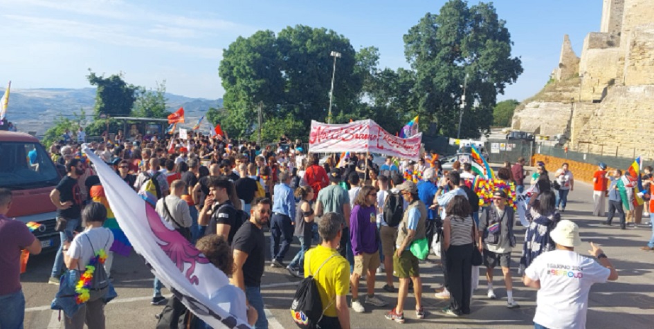 Pride, un migliaio a Enna, canti e balli per i diritti Lgbtqia+