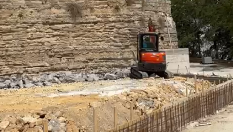 Lavori al Castello, demolito il muro in cemento