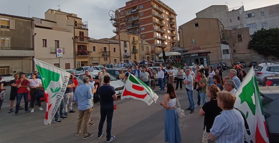 I lavori al Castello, un centinaio di persone al sit in del Pd