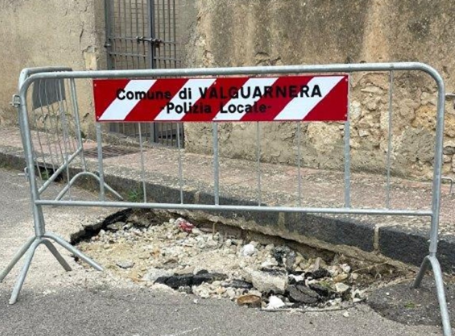 Strade colabrodo a Valguarnera, “è un paese transennato”