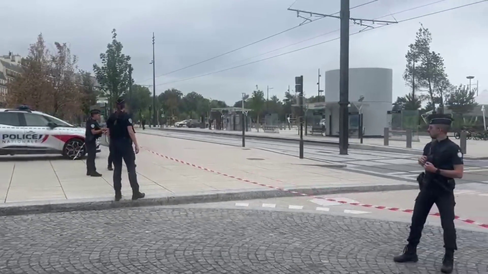 Allarme al Media Press Center di Parigi, perimetro transennato