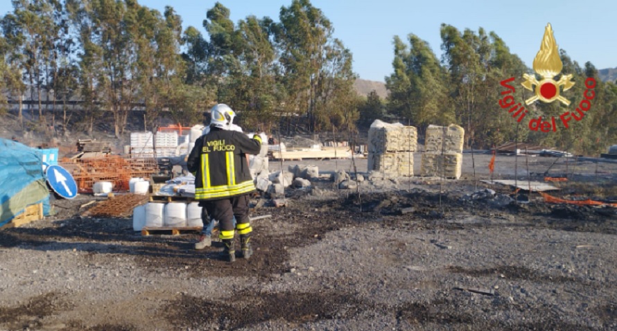 Incendio sulla A19 a Ferrarelle, coinvolto un cantiere