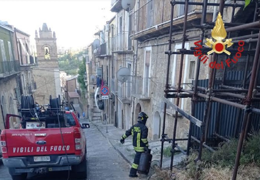 Paura a Piazza Armerina, incendio in un immobile