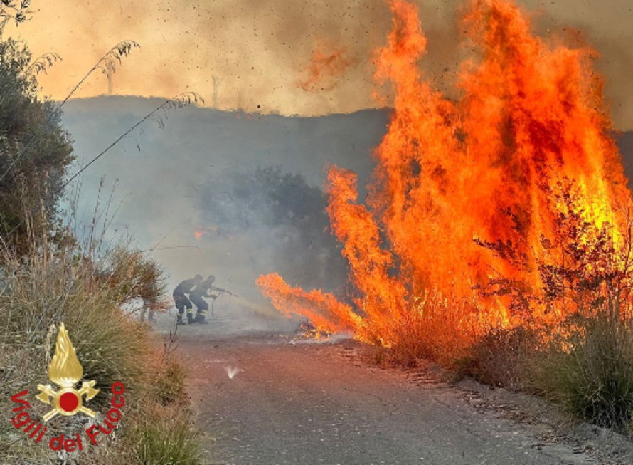 Incendi, 3 focolai tra Enna e Piazza Armerina