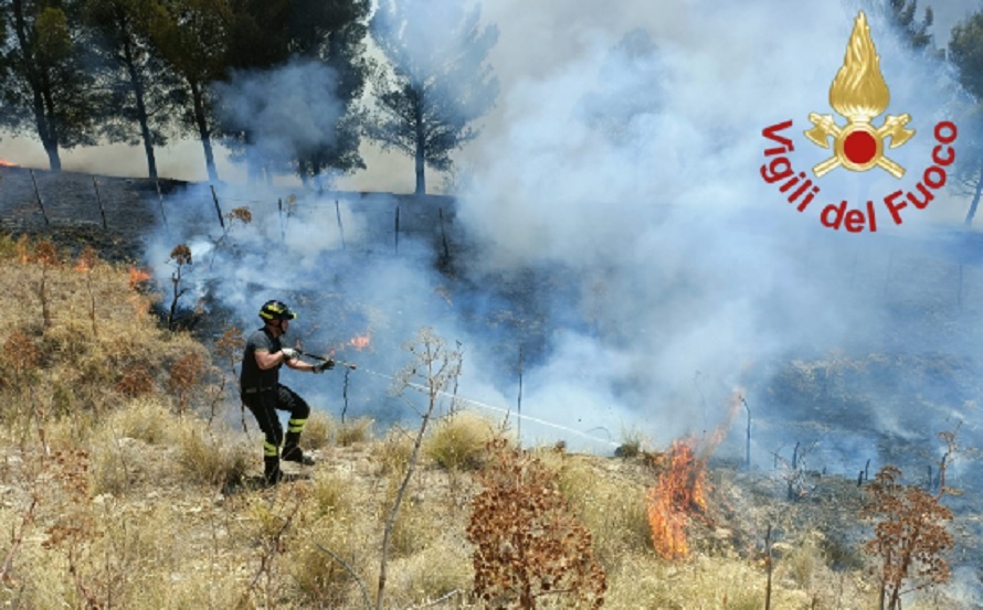 Incendi, paura a Enna per le case, roghi a Piazza ed a Barrafranca