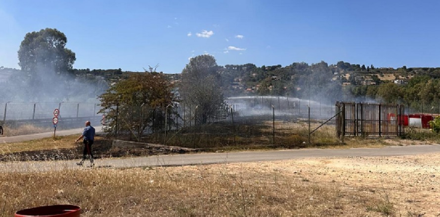 Lago di Pergusa senza pace, ora pure gli incendi, rogo al parco Ronza