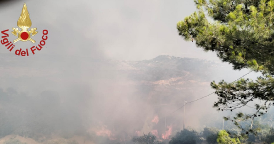 Incendio a Piazza, case minacciate dal rogo, salvati 50 ragazzi