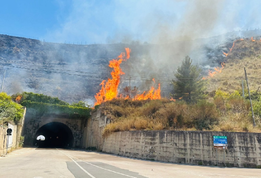 Incendio a Regalbuto, bombole tra le fiamme, elicottero in volo