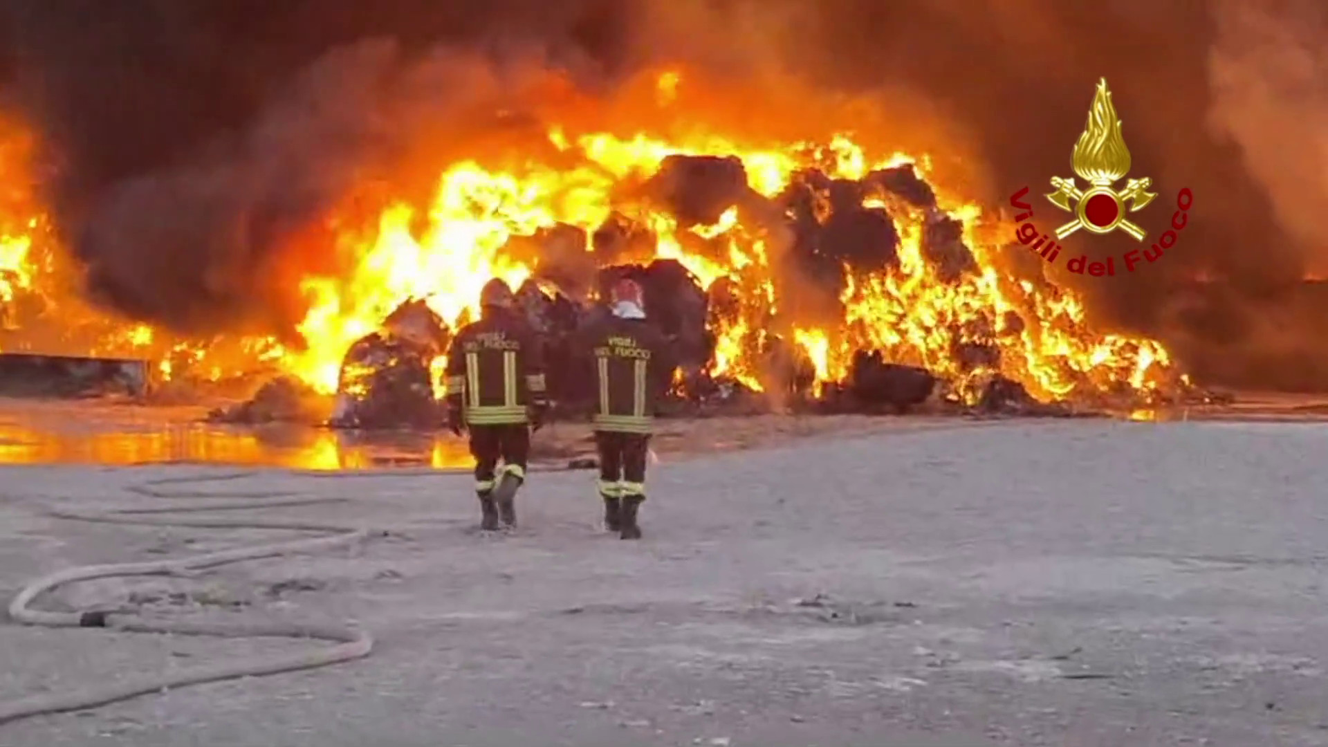 Notte di fuoco nel Salernitano, in fiamme tonnellate di ecoballe