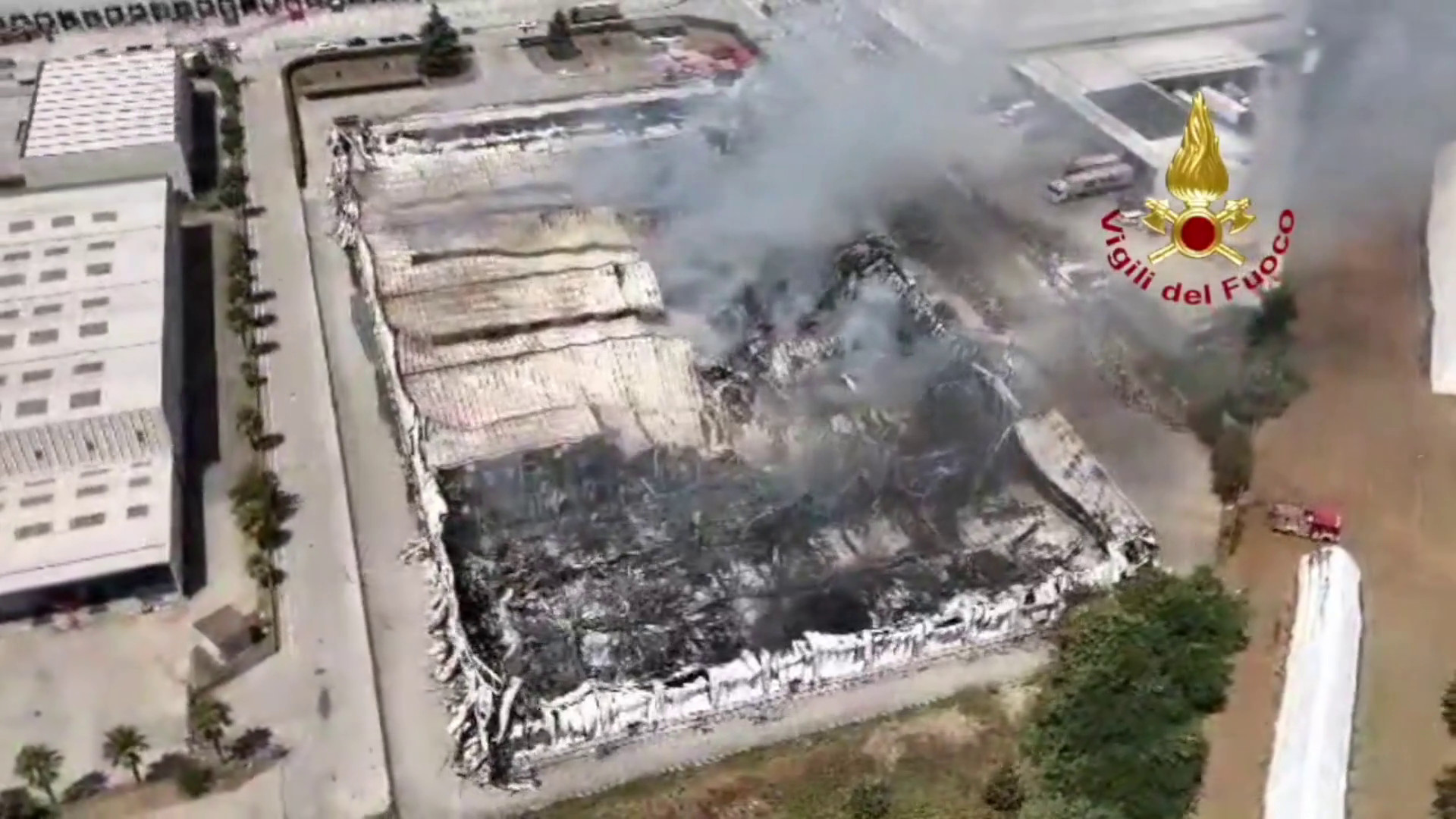 Incendio in un capannone nel casertano, le immagini