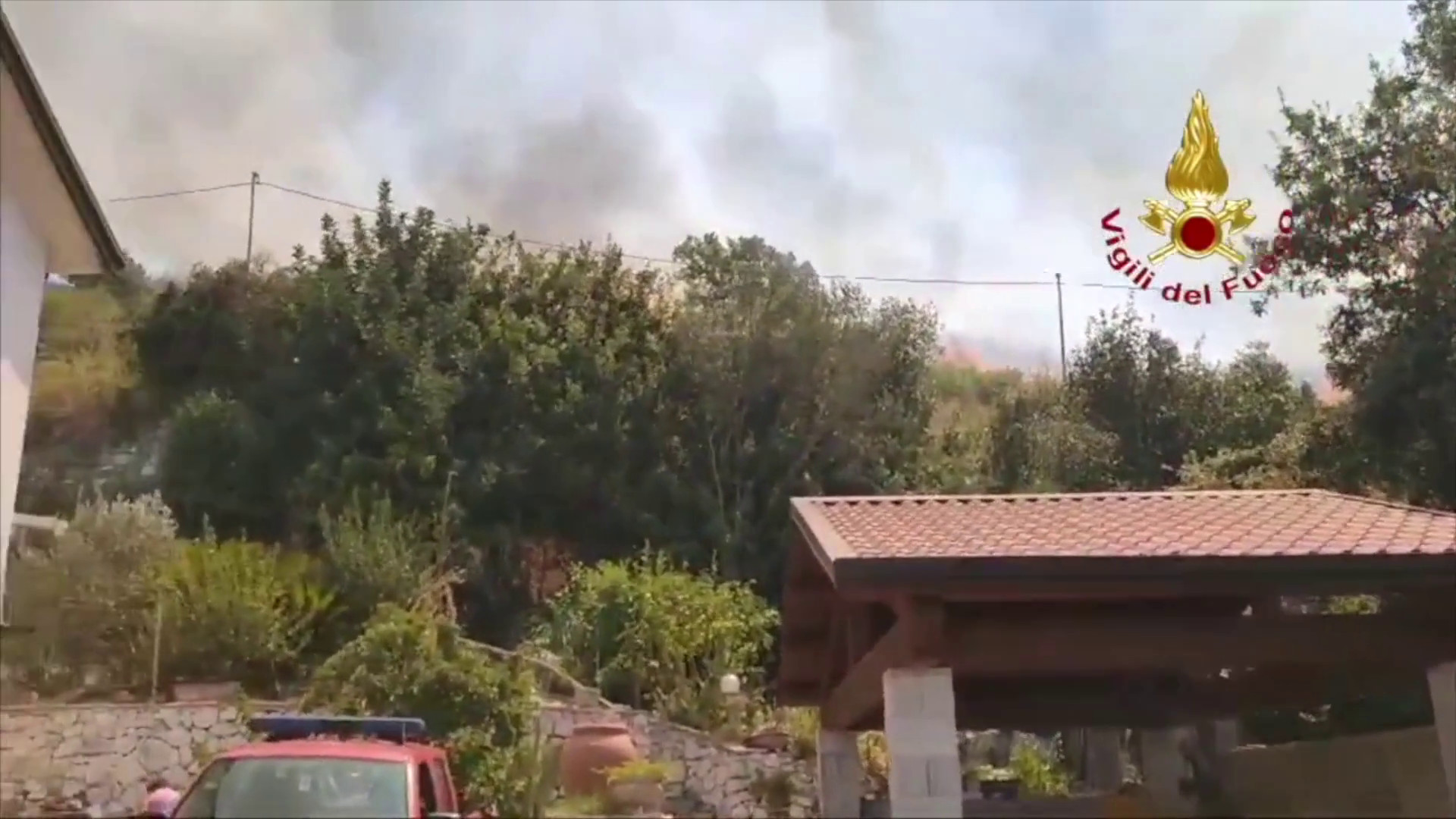 Incendio nel casertano, evacuate tre abitazioni