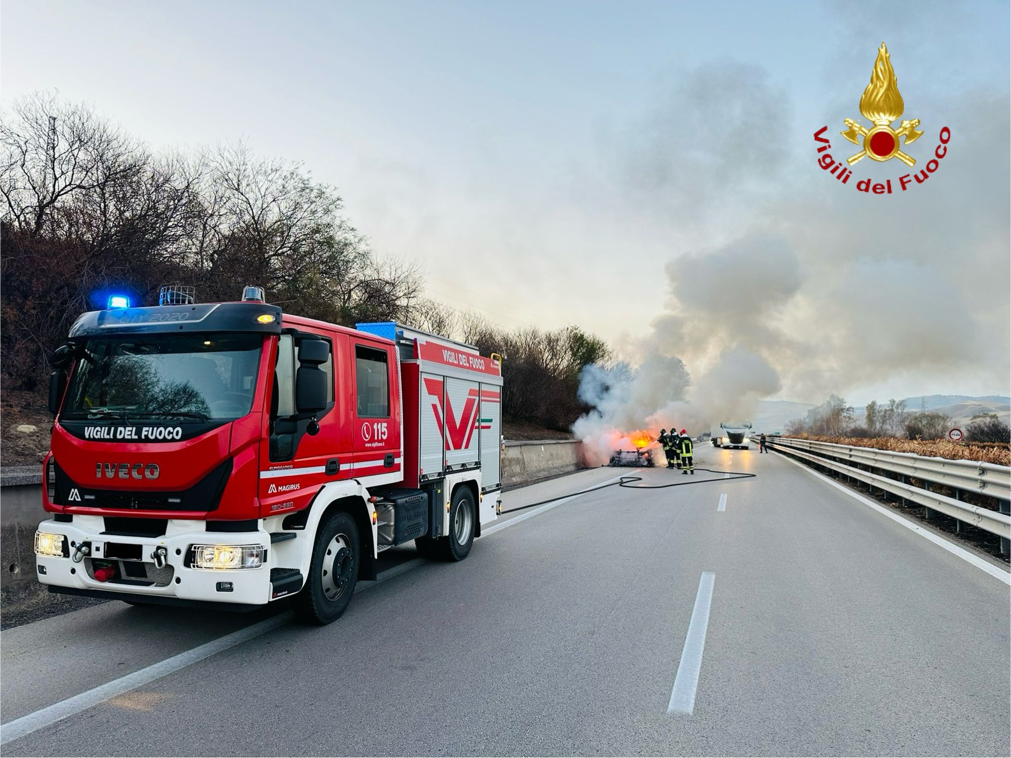 Auto in fiamme in autostrada, disagi lungo la A19 a Mulinello