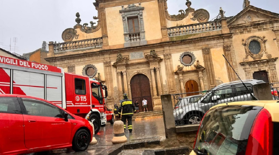 Leonforte, fulmine sulla chiesa durante i funerali, crolla cornicione