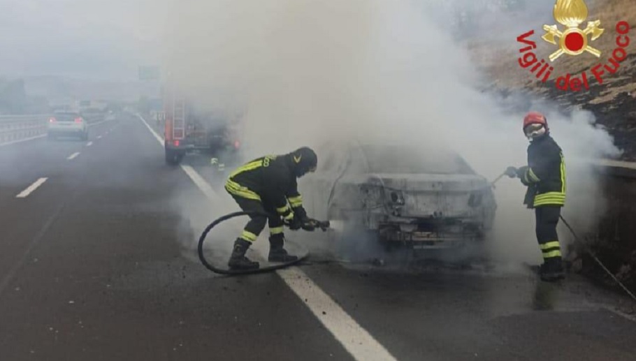 A19, auto in fiamme a Mulinello, paura per gli occupanti