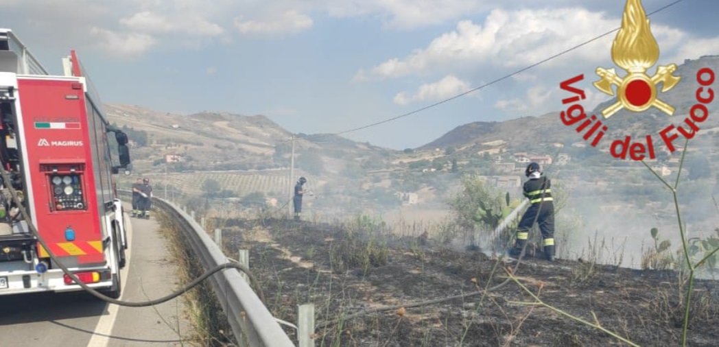 Caldo, rischio incendi, rogo a Bruchito, case minacciate