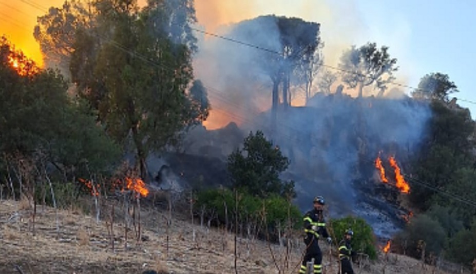 Brucia l’Ennese, Nicosia sotto assedio del fuoco, famiglie evacuate