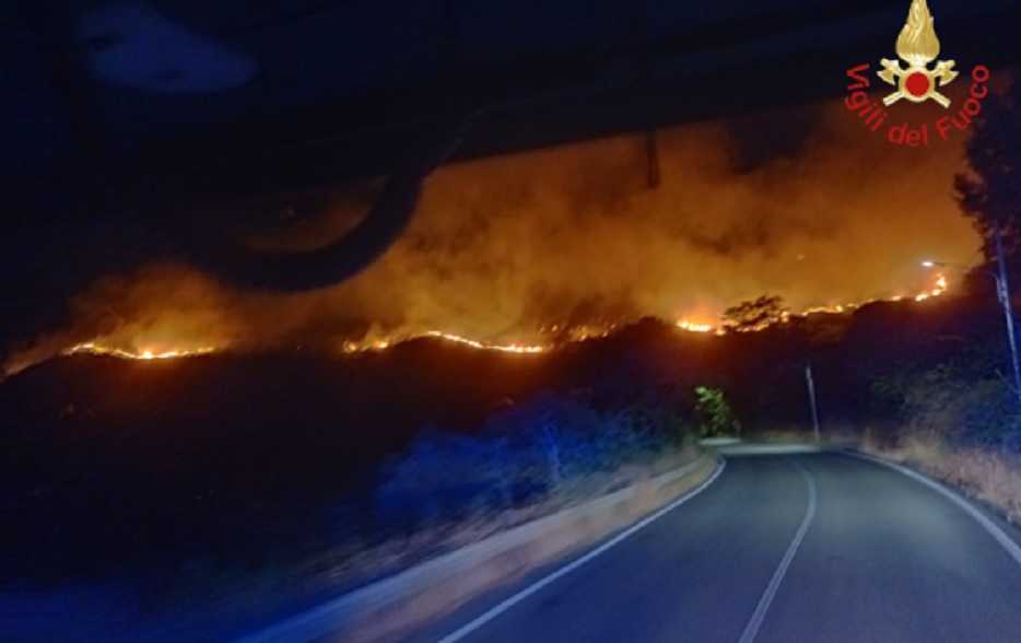 Incendi a Sperlinga e Nicosia, famiglie evacuate